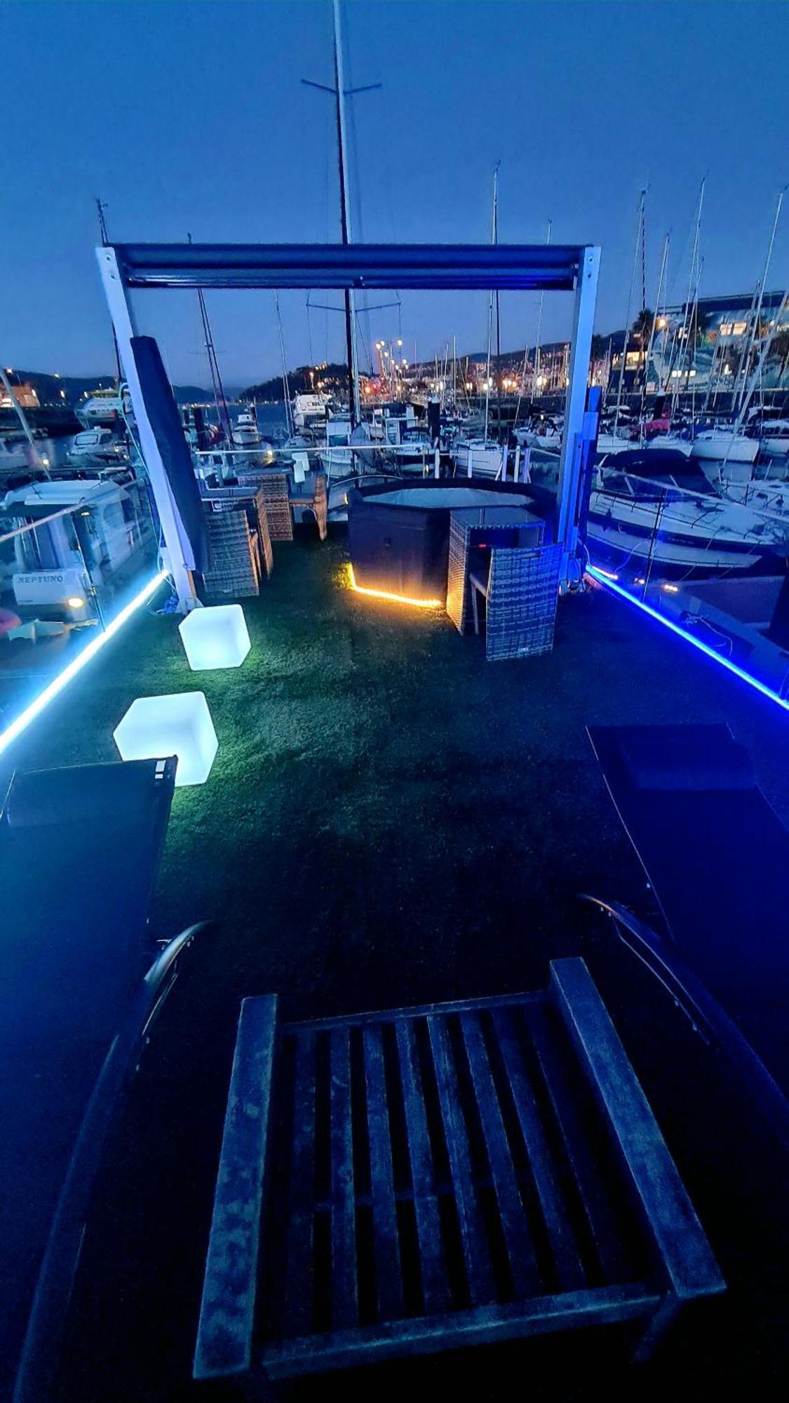 Barco-Apartamento En El Nautico De Виго Экстерьер фото